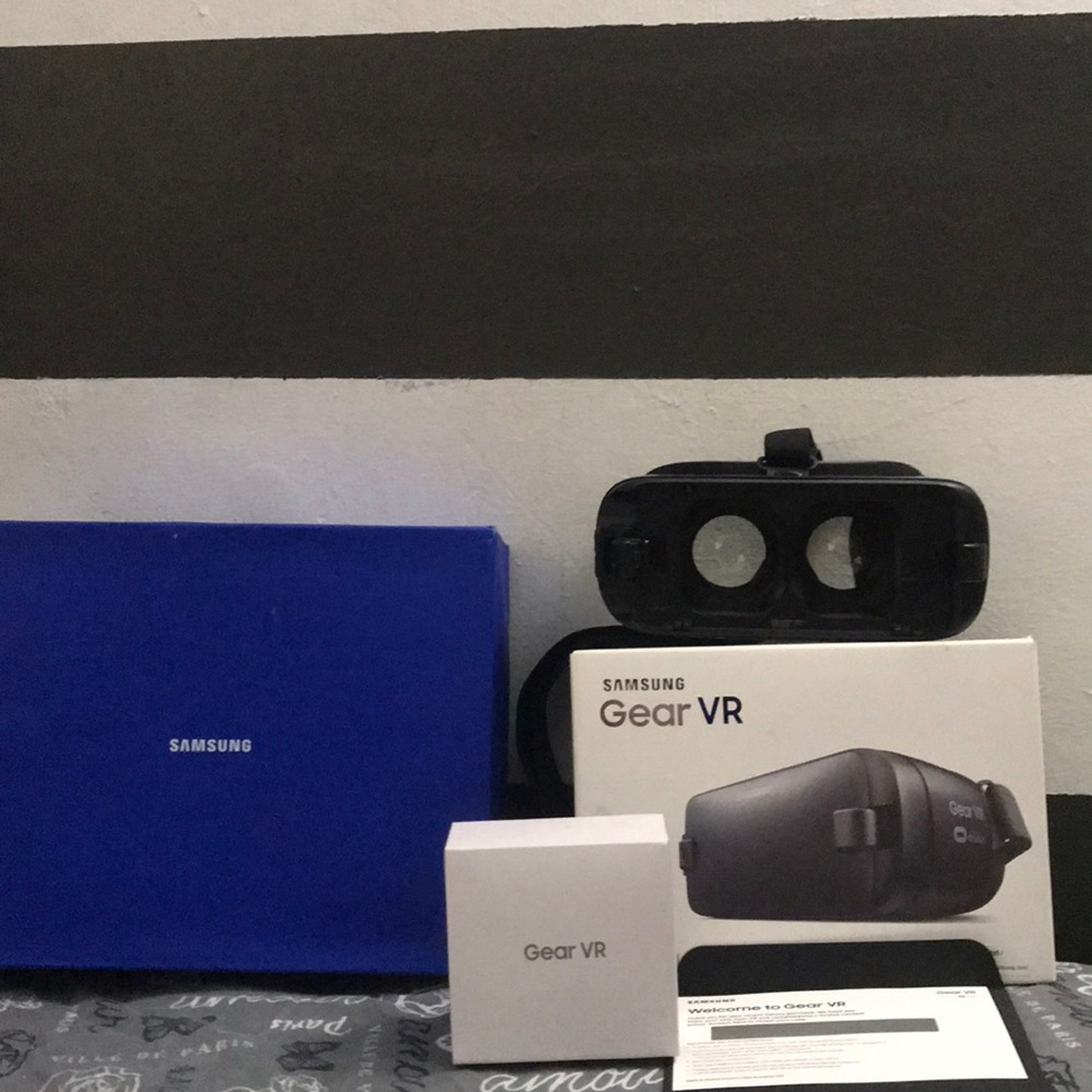 Samsung Gear VR with out controller.